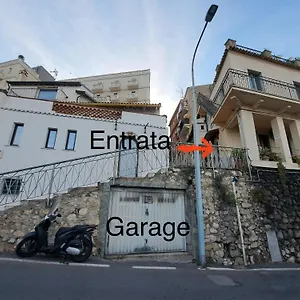 https://adamas-domus.taorminaitalyhotels.com